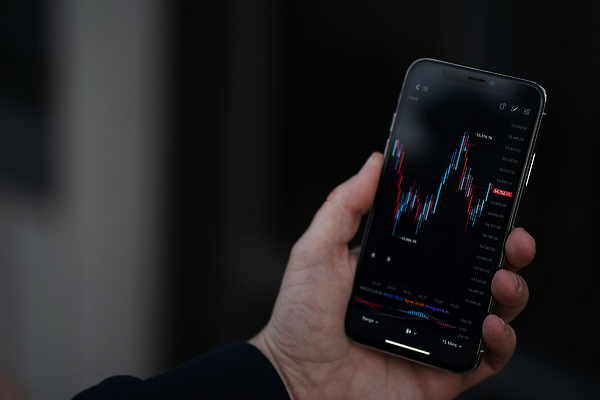 포토 JPG 해외이미지 손 남자 백그라운드 돈 인터넷 비즈니스 통계 그래프 사람 사람없음 금융 스마트폰 핸드폰 디지털 스크린 자료 터치 성장 잡기 비즈니스맨 뉴스 시장 닫기 주식 위험 가격 상인 중개인 분석 확인 속도 무역 외화 투자 가치 온라인 투자자 생존 해외202309 해외포토 직업 산업 컨셉 모션 신체부위 경제 전자제품 스마트기기 직장인 재산 파일형식