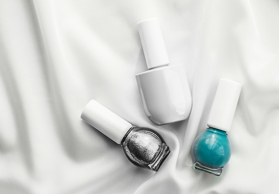 포토 JPG 해외이미지 백그라운드 사람없음 우아함 은색 흰배경 매니큐어 구김 카피스페이스 해외포토 컬러 컨셉 모션 화장품 공백 흰색 파일형식