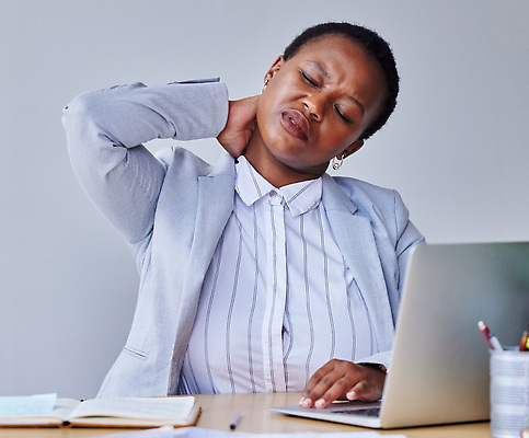 포토 JPG 해외이미지 여자 흑인 스트레스 한명 상반신 성인 앞모습 사무실 업무 비즈니스우먼 목통증 성인여자한명만 해외202309 해외포토 서양인 1 뷰포인트 비즈니스 사람 고통 작업 직장인 여자한명만 성인여자만 파일형식