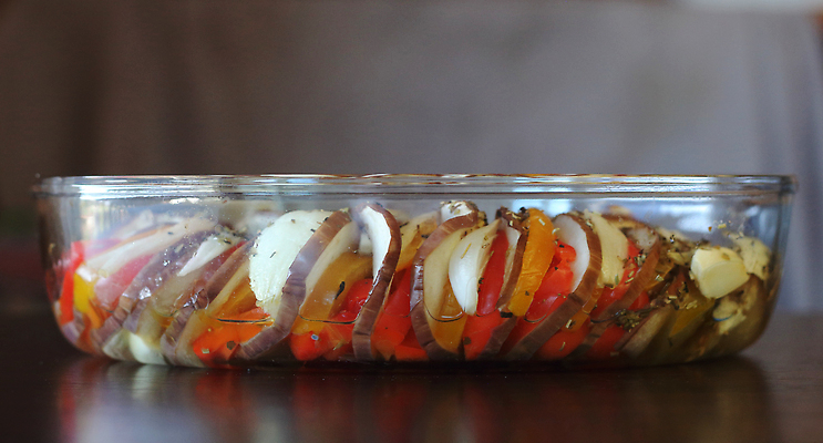 포토 JPG 해외이미지 전통 음식 컬러 다이어트 토마토 채소 재료 부분 가족 유리 탁자 호박 가지 양파 건강 마늘 요리 사람없음 옆모습 빨간색 초록색 컬러풀 주방 식사 저녁식사 프랑스 흰색 신선 투명 굽기 지중해 향신료 메뉴 준비 서식 레시피 스쿼시 프랑스어 점심식사 전문 채식주의자 핸드메이드 해외202309 해외포토 문자 유럽 스포츠 바다 뷰포인트 가구 관계 재질 구기 구이 채식 향미료 파일형식