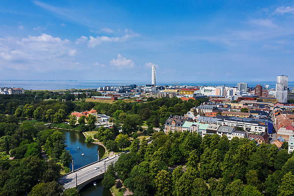 포토 JPG 해외이미지 외관 계절 공원 유럽 호수 여행 건축양식 하늘 휴가 안테나 스웨덴 풍경 사람없음 야외 건물 물 여름 도시풍경 햇빛 탑 연못 도시 장면 스카이라인 항공촬영 랜드마크 수평선 해외202309 해외포토 자연요소 건축물 공공시설 건축 나라 뷰포인트 통신 북유럽 태양 파일형식