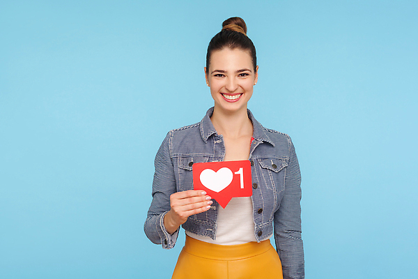포토 JPG 해외이미지 응시 여자 말풍선 한명 들기 상반신 성인 앞모습 파란색 하트 성인여자한명만 해외202309 해외포토 모양 1 시선 뷰포인트 컬러 모션 사람 여자한명만 성인여자만 파일형식