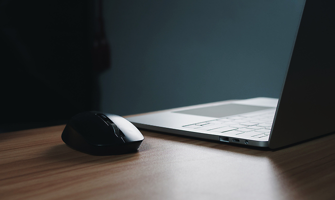 포토 JPG 해외이미지 라이프스타일 손 여자 인터넷 비즈니스 사업가 통신 손가락 무선통신 실내 한명 사람 성인 사람없음 가로 노트북 컴퓨터 사무실 정보 흰색 타이핑 키보드 업무 작업 비즈니스맨 네트워크 이메일 연결 사이버 책상 검색 바쁨 전자 온라인 여자한명만 해외202309 해외포토 직업 1 남자 컬러 가구 내부 생활 신체부위 전자제품 직장인 여자만 파일형식