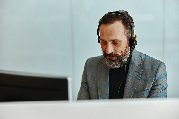 포토 JPG 해외이미지 백인 직업 1 교육 남자 백그라운드 비즈니스 CEO 사업가 통신 탁자 수염 직장 실내 대화 한명 사람 앉기 성인 노트북 학습 컴퓨터 사무실 헤드폰 타이핑 업무 작업 비즈니스맨 자신감 네트워크 집중 책상 서비스 컨설턴트 경영자 부름 온라인 경영 영상통화 프리랜서 해외202309 해외포토 서양인 감정 음향기기 가구 컨셉 회사 모션 말하기 내부 전자제품 직장인 전문직 상담 리더 통화 파일형식