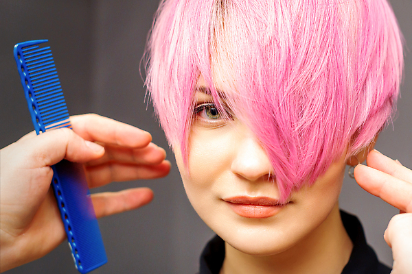 포토 JPG 해외이미지 손 응시 여자 분홍색 한명 상반신 성인 앞모습 신체부위 머리카락 미용실 미용사 머리손질 성인여자한명만 해외202309 해외포토 직업 1 시선 뷰포인트 컬러 사람 뷰티 머리 뷰티샵 여자한명만 성인여자만 파일형식