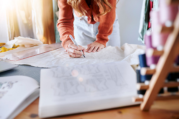 포토 JPG 해외이미지 여자 종이 회사 한명 상반신 성인 앞모습 기록 비즈니스우먼 계획 패션디자이너 의상디자인 패션산업 성인여자한명만 해외포토 1 디자인 산업 뷰포인트 컨셉 비즈니스 사람 직장인 디자이너 여자한명만 성인여자만 파일형식