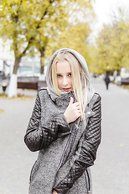 포토 JPG 해외이미지 모델 라이프스타일 옷 여자 포즈 컨셉 잎 겨울 자연 거리 한명 사람 성인 야외 금발 뷰티 노란색 유행 걷기 목도리 산책 회색 코트 표현 도시 비즈니스우먼 우아함 떨어짐 타운 사방 스타일 해외202309 해외포토 식물 1 헤어스타일 잡화 계절 컬러 비즈니스 모션 휴식 생활 외투 직장인 생태계 파일형식