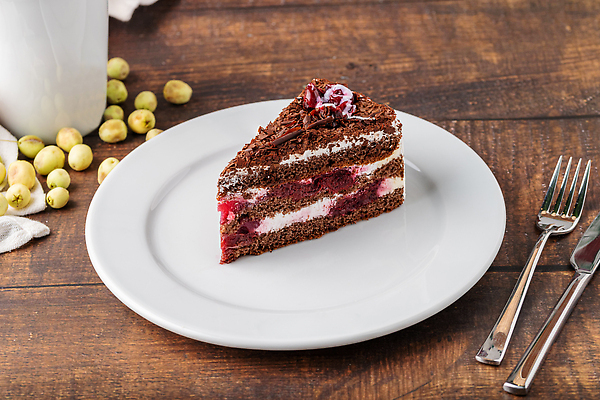 포토 JPG 해외이미지 전통 접시 열매 음식 조각 다이어트 과일 부분 디저트 독일 요리 사람없음 목재 장식 빨간색 케이크 초콜릿 어둠 빵집 껍질 흰색 시골 신선 시간 체리 달콤 맛 설탕 굽기 먹기 크림 코코아 타르트 페스츄리 핸드메이드 휘핑크림 프로스팅 맛있는 해외202309 해외포토 나무 식물 식기 유럽 음료 빵 컬러 컨셉 재료 모션 건강 상점 구이 파이_빵 제빵 휘핑 파일형식