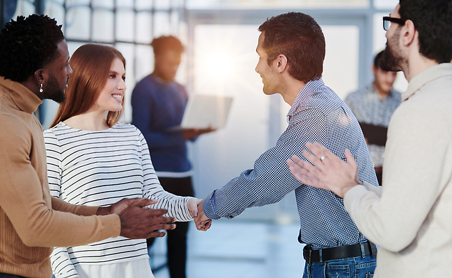 포토 JPG 해외이미지 직업 라이프스타일 응시 교육 비즈니스 사업가 성공 협력 설계 직장 실내 대화 서기 미소 사람 여러명 가로 학습 사무실 작업 비즈니스맨 비즈니스우먼 발표 그룹 계획 토론 종업원 동료 만족 경영자 면접 다인종 해결 개발 세미나 염원 지능 프로젝트 브레인스토밍 자극 해외202309 해외포토 시선 여자 남자 감정 다수 컨셉 회사 관계 모션 표정 말하기 인종 내부 생활 직장인 리더 파일형식