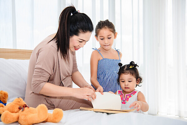 포토 JPG 해외이미지 백인 여자 교육 딸 행복 종이 어린이 교실 학교 가족 엄마 주택 함께함 실내 사랑 한명 사람 앉기 동양인 성인 책 스터디 교사 임신 침실 가르침 읽기 언니 혼혈 해외202309 해외포토 서양인 직업 1 감정 컨셉 관계 모션 인종 내부 건물 학습 자매 다문화 파일형식
