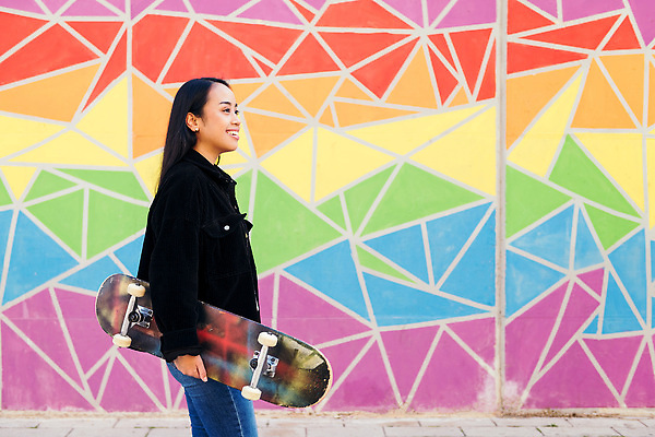 포토 JPG 해외이미지 1 학생 라이프스타일 손 여자 행복 벽 거리 한명 미소 사람 동양인 20대 가로 청춘 컬러풀 유행 산책 스케이트 도시 스케이트보드 시원함 긍정 사춘기 카피스페이스 해외202309 해외포토 감정 스포츠용품 컬러 컨셉 휴식 표정 인종 청년 생활 신체부위 공백 보드_스포츠 파일형식