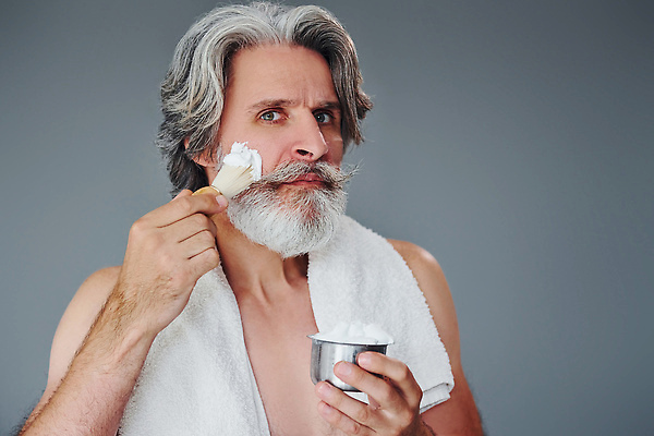 포토 JPG 해외이미지 노년 남자 한명 들기 상반신 앞모습 실버라이프 수건 턱수염 바르기 면도크림 노인남자한명만 그루밍족 해외202309 해외포토 1 라이프스타일 뷰포인트 모션 수염 사람 성인 위생용품 뷰티 남자한명만 노인남자만 파일형식