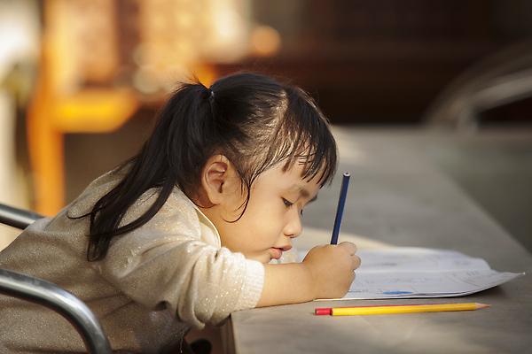 포토 JPG 해외이미지 학생 아시아 어린이 학교 태국 한명 동양인 학습 스터디 청춘 기록 집중 해외202309 해외포토 1 교육 나라 컨셉 사람 인종 파일형식