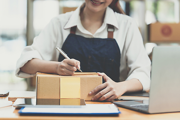 포토 JPG 해외이미지 여자 포장 사업가 한명 들기 상반신 성인 앞모습 펜 기록 작업 비즈니스우먼 사장 택배상자 성인여자한명만 해외202309 해외포토 직업 1 뷰포인트 비즈니스 모션 사람 상자 필기구 직장인 택배 여자한명만 성인여자만 파일형식