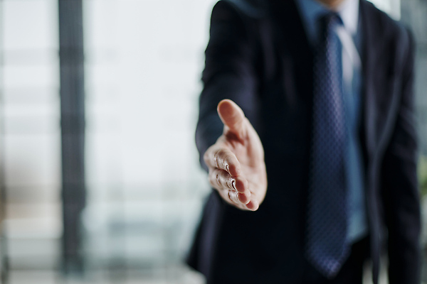 포토 JPG 해외이미지 모델 직업 1 손 응시 남자 컨셉 비즈니스 통신 성공 협력 악수 흑백 사람 정장 성인 사람없음 금융 사무실 유행 믿음 우정 거래 인사 업무 비즈니스맨 자신감 시원함 고객 계약 주기 경영자 긍정 환영 팔 떨림 고립 힙스터 존경 해외202309 해외포토 시선 옷 패션 감정 모션 촬영기법 손짓 신체부위 경제 친구 예절 작업 직장인 리더 파일형식