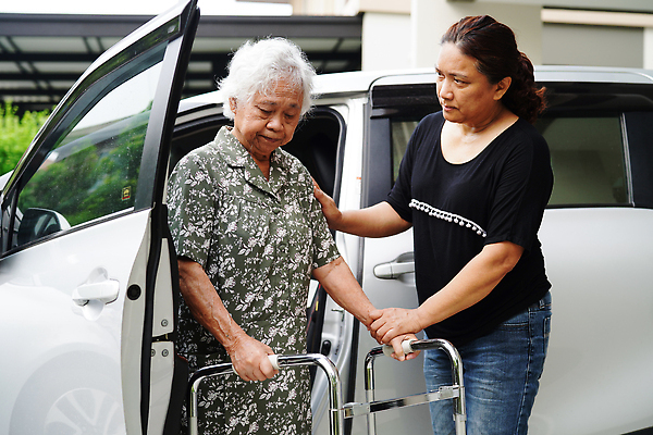 포토 JPG 해외이미지 할머니 여행 의자 교통시설 자동차 태국 엄마 건강 병원 동양인 야외 두명 운동 건강관리 산책 기쁨 고통 환자 도움 질병 휠체어 장애 돌봄 옛날 지원 치유 헬프 많음 접근 해외202309 해외포토 여자 노년 감정 아시아 육상교통 가구 교통 컨셉 의학 가족 모션 휴식 관리 사람 인종 시설 파일형식