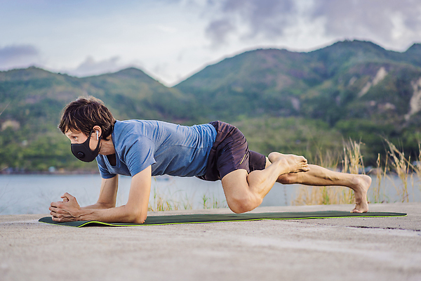포토 JPG 해외이미지 모양 라이프스타일 커플 얼굴 음악 스포츠 여행 신체 의료기기 아침 근육 바닥 건강 가면 마스크 한명 성인 야외 운동복 달리기 수술 보호 놀이터 숲 연습 체육관 박테리아 달리기선수 선로 전염병 코로나바이러스 해외202309 해외포토 주간 1 옷 컨셉 의학 관계 모션 놀이 문화예술 사람 생활 신체부위 치료 바이러스 질병 육상선수 파일형식