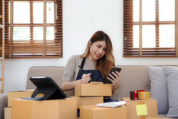 포토 JPG 해외이미지 여자 행복 인터넷 비즈니스 사업가 성공 주택 한명 동양인 성인 노트북 스마트폰 핸드폰 쇼핑 컴퓨터 상자 사무실 상점 일본 업무 비즈니스우먼 상품 작음 상인 고객 서비스 패키지 질서 소매 온라인 주인 물류 짐싸기 전자상거래 마케팅 매각 목록 프리랜서 중소기업 해외202309 해외포토 직업 1 감정 아시아 컨셉 회사 사람 인종 건물 전자제품 스마트기기 예절 작업 직장인 크기 파일형식