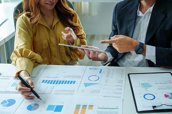 포토 JPG 해외이미지 직업 백그라운드 컨셉 인터넷 비즈니스 사업가 통신 성공 협력 설계 아이디어 설명 서기 성인 두명 가로 금융 노트북 컴퓨터 사무실 자료 잡기 작업 도움 비즈니스맨 비즈니스우먼 계획 연결 위험 토론 종업원 고객 집중 책상 동료 경영자 투자 경영 마케팅 조언 지원 브레인스토밍 해외202309 해외포토 여자 남자 가구 관계 모션 사람 경제 전자제품 직장인 리더 파일형식