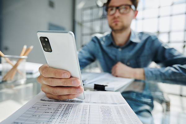 포토 JPG 해외이미지 직업 남자 인터넷 회사 비즈니스 사업가 모바일 노동자 직장 실내 대화 한명 사람 책 금융 노트북 스마트폰 핸드폰 학습 사무실 잡기 비즈니스맨 메시지 E 어플리케이션 연결 강의 종업원 사이버 책상 경영자 부름 온라인 소통 프리랜서 힙스터 해외202309 해외포토 1 알파벳 교육 패션 가구 컨셉 모션 말하기 내부 경제 전자제품 스마트기기 직장인 리더 파일형식