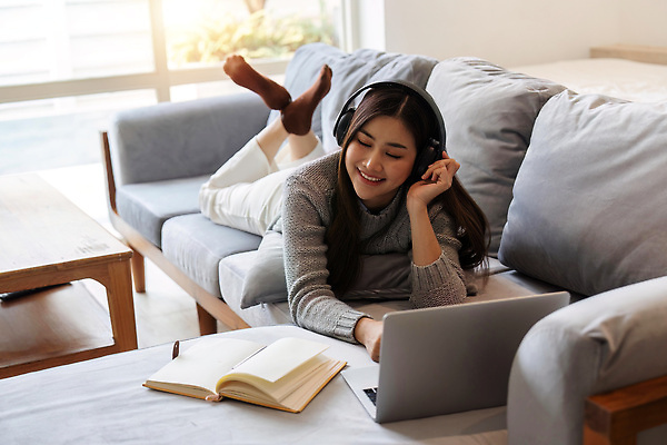 포토 JPG 해외이미지 백인 라이프스타일 여자 행복 음악 이어폰 백그라운드 노래 모바일 휴식 아파트 주택 실내 한명 미소 사람 앉기 성인 내부 스마트폰 핸드폰 소파 뷰티 헤드폰 소리 방 듣기 무선전화기 오디오 온라인 해외202309 해외포토 서양인 1 감정 음향기기 컨셉 의자 모션 문화예술 표정 건물 생활 전자제품 스마트기기 전화기 파일형식