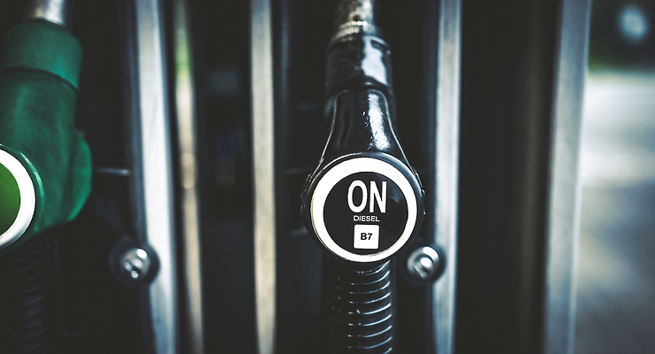 포토 JPG 해외이미지 산업 자동차 사람없음 야외 초록색 경제 숫자 라벨 환경 검은색 에너지 오염 역 기름 휘발유 석유 서비스 파이프 탱크 연료 가스 엔진 주유소 펌프 노즐 디젤 배기가스 분배 이산화탄소 비용 해외202309 해외포토 문자 음식 육상교통 컬러 교통시설 프레임 파일형식