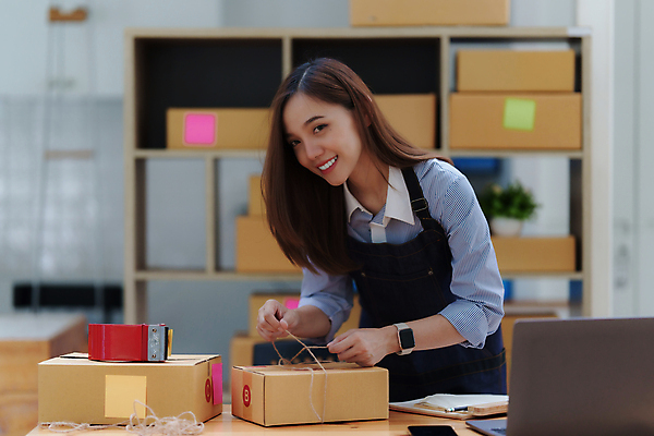 포토 JPG 해외이미지 여자 포장 사업가 한명 웃음 상반신 성인 앞모습 끈 작업 비즈니스우먼 사장 택배상자 성인여자한명만 해외202309 해외포토 직업 1 뷰포인트 비즈니스 표정 사람 상자 직장인 택배 여자한명만 성인여자만 파일형식