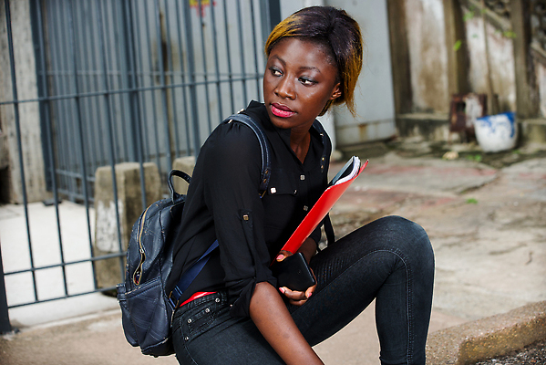 포토 JPG 해외이미지 직업 1 학생 응시 여자 교육 여유 얼굴 셔츠 배낭 한명 앉기 야외 옆모습 책 빨간색 스마트폰 학습 스터디 뷰티 검은색 립스틱 청바지 스마트 대학교 문서 긍정 짜기 해외202309 해외포토 시선 감정 뷰포인트 컬러 컨셉 상의 가방 바지 학교 모션 사람 신체부위 핸드폰 스마트기기 화장품 파일형식