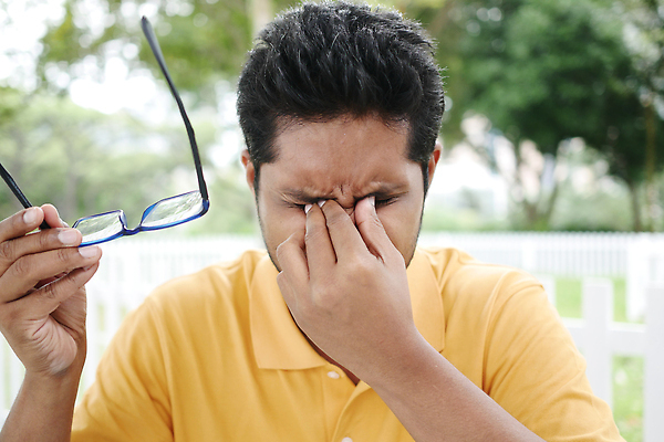 포토 JPG 해외이미지 얼굴 컨셉 한명 야외 노란색 머리 건강관리 힘 고통 터치 좌절 질병 시력 증상 해외202309 해외포토 1 감정 컬러 의학 건강 관리 사람 신체부위 파일형식