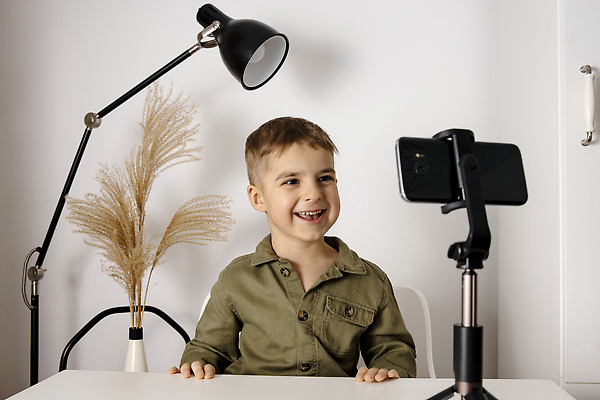 포토 JPG 해외이미지 남자 화분 어린이 조명 한명 소년 상반신 앞모습 스마트폰 촬영 삼각대 소년한명만 크리에이터 1인미디어 유튜버 영상촬영 해외포토 직업 1 뷰포인트 사람 핸드폰 스마트기기 방송 남자한명만 소년만 파일형식