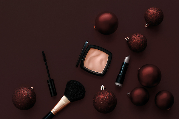 포토 JPG 해외이미지 사람없음 하이앵글 갈색 화장품 오브젝트 메이크업브러쉬 오너먼트 해외202309 해외포토 뷰포인트 컬러 크리스마스장식 뷰티 붓 파일형식