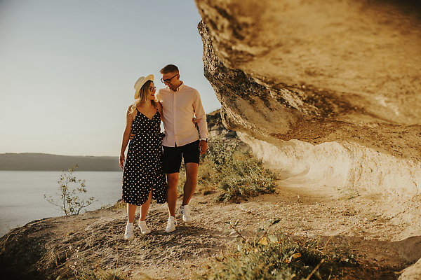 포토 JPG 해외이미지 커플 여자 남자 행복 실루엣 신랑 2 밭 가족 관계 포옹 자연 하늘 남편 휴가 키스 함께함 관리 사랑 사람 성인 야외 두명 빛 태양 일몰 산책 낭만 시골 잡기 아내 유혹 약혼 힙스터 해외202309 해외포토 자연요소 패션 감정 결혼 컨셉 농업 안기 모션 휴식 촬영기법 노을 애정표현 생태계 약속 파일형식