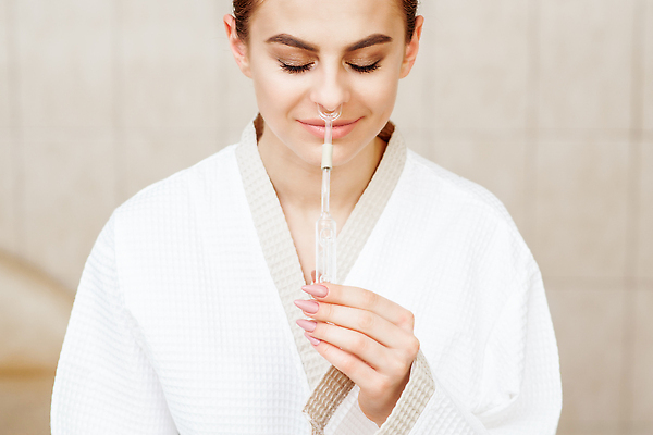 포토 JPG 해외이미지 여자 유럽 실내 한명 서기 미소 사람 성인 내부 치료 인테리어 약 상점 추위 마사지 고독 기름 허브 플라스크 코 개성 아로마테라피 테라피 에센스 혼자 해외202309 해외포토 식물 1 디자인 감정 나라 음식 의학 모션 표정 실험기구 신체부위 뷰티 화장품 파일형식