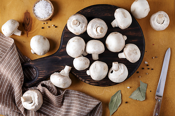 포토 JPG 해외이미지 도마 사람없음 신선 날것 소금 양송이 종지 식칼 월계수 통후추 해외202309 해외포토 그릇 주방용품 버섯 후추 파일형식