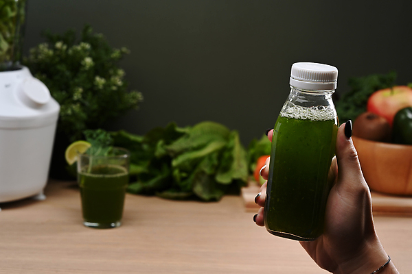 포토 JPG 해외이미지 손 여자 채소 잔 한명 들기 성인 아웃포커스 신체부위 병 사과 믹서 슬라이스 라임 건강식 나무그릇 성인여자한명만 식단관리 해독주스 해외202309 해외포토 1 그릇 식기 음식 과일 모션 촬영기법 사람 목재 주스 여자한명만 성인여자만 파일형식