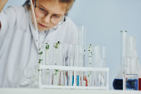 포토 JPG 해외이미지 여자 어린이 돋보기 한명 상반신 앞모습 장비 흰색 책상 호기심 과학기구 구급약품 화학자 소녀한명만 해외202309 해외포토 1 감정 뷰포인트 컬러 가구 컨셉 사람 약 기구 과학자 여자한명만 소녀만 파일형식