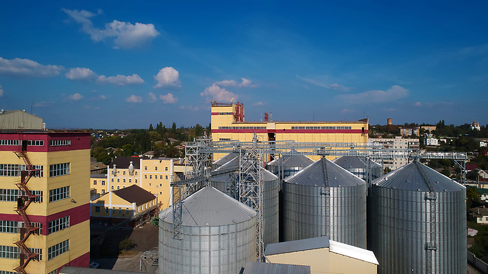 포토 JPG 해외이미지 식물 빵 밭 농업 비즈니스 옥수수 사람없음 농작물 글로벌 농장 농경지 식사 수확 성장 업무 결합 낟알 시리얼 밀 보리 트랙터 전쟁터 밭일 수입 우크라이나 위기 호밀 해외202309 해외포토 유럽 산업 음식 곡류 작업 농기계 전쟁 특수차량 파일형식