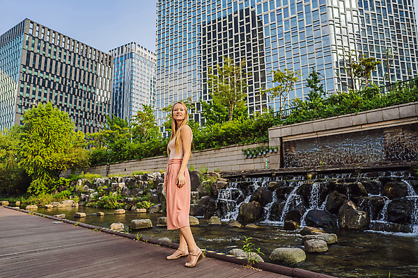 포토 JPG 해외이미지 전신 서양인 나무 여자 여행 한국 한명 빌딩 성인 야외 반사 돌_바위 청계천 성인여자한명만 해외202309 해외포토 외국인 식물 1 아시아 서울 사람 건물 강 랜드마크 여자한명만 성인여자만 파일형식