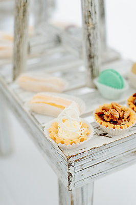 포토 JPG 해외이미지 접시 기념일 꽃 음식 분홍색 결혼 백그라운드 공 탁자 휴가 디저트 발렌타인데이 막대사탕 사탕 사람없음 장식 빨간색 컬러풀 파티 쿠키 과자 케이크 요식업 식당 초콜릿 얼음 빵집 식탁보 흰색 축하 바 생일 닫기 달콤 맛 설탕 컵케이크 크림 뷔페 인기 팝 페스츄리 많음 프로스팅 맛있는 해외202309 해외포토 자연요소 식물 식기 산업 빵 컬러 가구 컨셉 모션 데이이벤트 이벤트 상점 제빵 파일형식