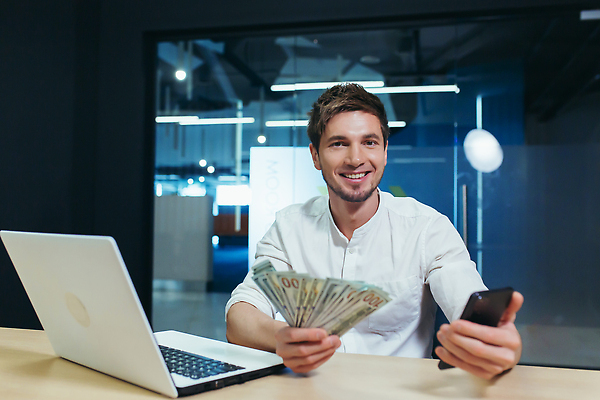 포토 JPG 해외이미지 백인 직업 남자 행복 돈 비즈니스 CEO 사업가 성공 모바일 기술 한명 미소 사람 금융 스마트폰 사무실 달러 잡기 비즈니스맨 부채 행운 상담원 고객 카지노 흥분 경영자 문서 책임자 계산서 경영 계좌 수입 승자 정중 투자자 해외202309 해외포토 서양인 1 감정 컨셉 모션 표정 경제 핸드폰 스마트기기 직장인 사무원 재산 도박 리더 투자 파일형식