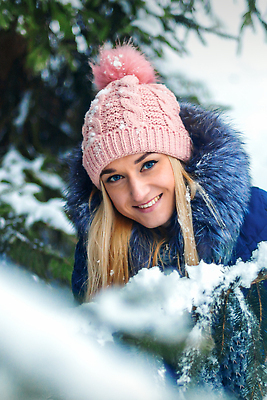 포토 JPG 해외이미지 백인 모델 옷 계절 여자 행복 감정 얼굴 분홍색 겨울 자연 휴가 털 따뜻함 건강 한명 사람 성인 파란색 금발 뷰티 유행 귀여움 산책 기쁨 추위 흰색 보호 소프트포커스 숲 스웨터 만족 긍정 캡모자 해외202309 해외포토 서양인 모자_잡화 1 헤어스타일 컬러 컨셉 상의 휴식 촬영기법 신체부위 생태계 파일형식