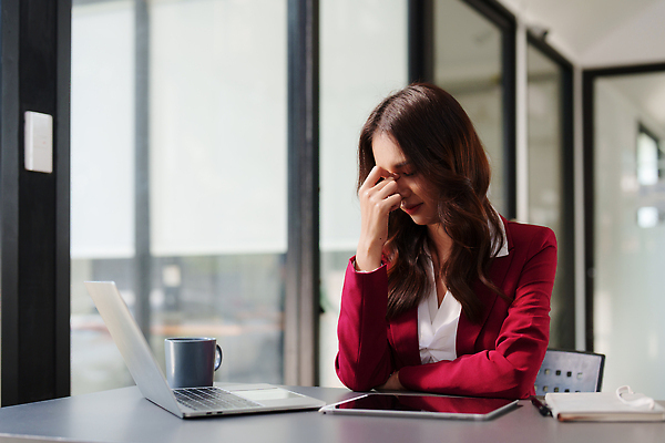 포토 JPG 해외이미지 여자 종이 돈 비즈니스 스트레스 주택 한명 사람 앉기 성인 금융 경제 노트북 컴퓨터 사무실 업무 비즈니스우먼 계산 좌절 고민 문서 결제 문제 회계 계산서 파산 대출 빚 세금 수입 예산 비용 해외202309 해외포토 1 감정 컨셉 모션 건물 전자제품 작업 직장인 재산 파일형식