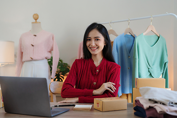 포토 JPG 해외이미지 여자 사업가 한명 웃음 상반신 성인 앞모습 노트북 팔짱 작업 비즈니스우먼 옷걸이 사장 마네킹 택배상자 성인여자한명만 해외202309 해외포토 직업 1 뷰포인트 비즈니스 모션 표정 사람 전자제품 상자 직장인 택배 여자한명만 성인여자만 파일형식