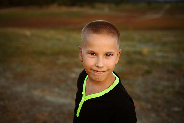 포토 JPG 해외이미지 백인 라이프스타일 응시 공원 남자 행복 어린이 밭 청소년 휴식 표정 한명 서기 미소 웃음 사람 소년 야외 앞모습 캐주얼 여름 청춘 검은색 봄 기쁨 사춘기 생존 카피스페이스 해외202309 해외포토 서양인 1 시선 옷 계절 공공시설 감정 뷰포인트 컬러 컨셉 농업 모션 생활 공백 파일형식