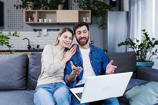 포토 JPG 해외이미지 라이프스타일 커플 응시 행복 감정 비즈니스 가족 회의 남편 휴식 주택 함께함 웃음 사람 앉기 두명 노트북 쇼핑 컴퓨터 소파 기쁨 관찰 아내 어플리케이션 구매 고객 필름 긍정 부름 온라인 동영상 화상통화 안락 해외202309 해외포토 시선 컨셉 의자 관계 모션 표정 건물 생활 전자제품 통화 파일형식