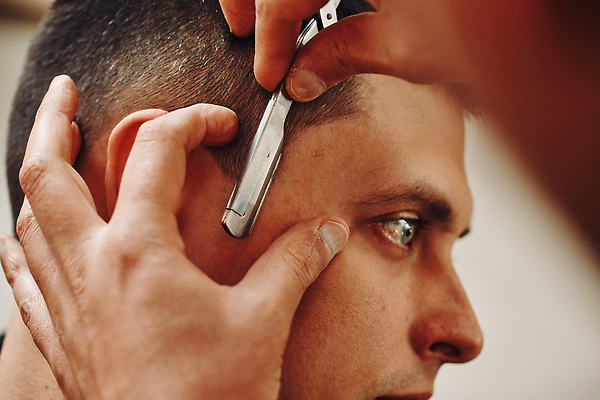 포토 JPG 해외이미지 헤어스타일 손 응시 남자 앉기 상반신 성인 두명 옆모습 장비 나이프 미용사 이발 이발소 눈썹칼 성인남자만 해외202309 해외포토 직업 식기 시선 뷰포인트 모션 사람 신체부위 화장용품 칼 뷰티샵 남자만 성인만 파일형식