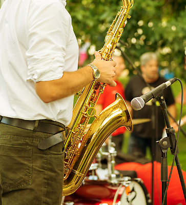 포토 JPG 해외이미지 직업 손 남자 음악 놀이 거리 기술 사람 성인 사람없음 야외 빛 콘서트 공연 연주자 음악가 기구 악단 그룹 황금 색소폰 예술가 오케스트라 멜로디 뮤지컬 플레이어 해외202309 해외포토 문화예술 이벤트 신체부위 목관악기 파일형식