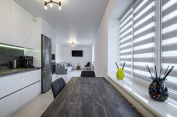 포토 JPG 해외이미지 디자인 벽 가구 가족 탁자 새로움 바닥 아파트 주택 사람없음 내부 목재 장식 빛 주방 기계 방 회색 가전제품 흰색 블라인드 재산 고급 우아함 수리 오븐 난로 계산대 캐비닛 타일 싱크대 대리석 광택 리모델링 화강암 비어있는 해외202309 해외포토 나무 컬러 생활용품 컨셉 재료 관계 건물 금융 암석 커튼 난방기 사물함 개수대 파일형식