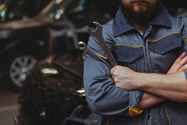 포토 JPG 해외이미지 직업 유니폼 비즈니스 교통시설 자동차 노동자 한명 안전 상점 기계 공구 스패너 업무 작업실 기술자 엔지니어 수리 역 종업원 서비스 전염 연료 엔진 정비공 보험 모터 유지 대여 연소 고용 깨짐 자동 차고 해외202309 해외포토 1 옷 육상교통 교통 컨셉 사람 구직 도구 작업 질병 시설 감염 채용 파일형식