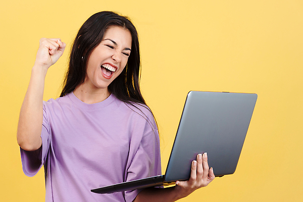 포토 JPG 해외이미지 백인 응시 행복 감정 무기 응원 청소년 성공 기념 실내 한명 서기 웃음 들기 노트북 컴퓨터 주먹 기쁨 정보 표현 잡기 최고 메시지 인디언 무선전화기 만족 흥분 기회 긍정 히스패닉 온라인 노란배경 반응 승자 필승 카피스페이스 해외202309 해외포토 서양인 1 시선 백그라운드 컨셉 모션 표정 아메리카 사람 내부 전자제품 노란색 공백 우승 전화기 파일형식